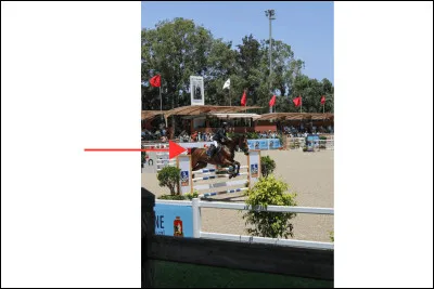 De quel c&ocirc;t&eacute; se met le fanion rouge sur un obstacle ?