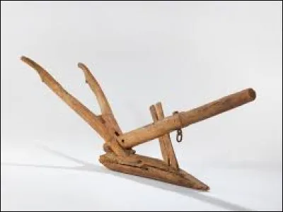 A la diff&eacute;rence de la charrue, l' ... n'a pas de soc recourb&eacute; qui retourne la terre