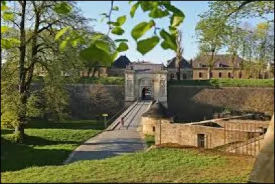 Combien de sites fran&ccedil;ais fortifi&eacute;s par Vauban sont class&eacute;s au patrimoine mondial de l'UNESCO ?