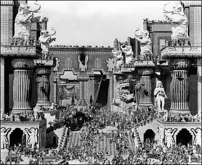 Ce film de 1916 nous relate en quatre parties la cruaut&eacute; de l'homme dans l'histoire. C'est le film...