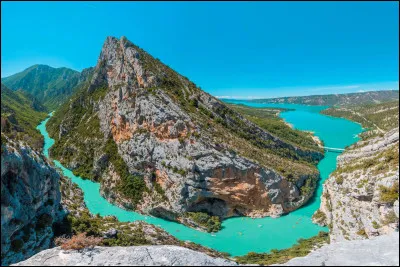 Quel type de relief correspond &agrave; ces caract&eacute;ristiques : d&eacute;fil&eacute; profond et parois escarp&eacute;es, lequel est souvent creus&eacute; par une rivi&egrave;re ?