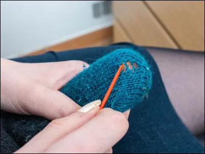 Quel objet est-il courant d'utiliser pour repriser une chaussette ?