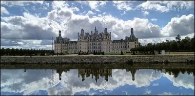Quelle est l'innovation de L&eacute;onard de Vinci sur un escalier qui rend c&eacute;l&egrave;bre le ch&acirc;teau de Chambord ?