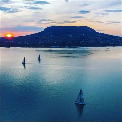 Dans quel pays le lac Balaton est-il situ&eacute; ?