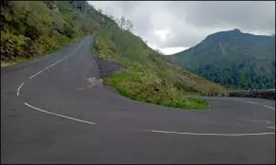 Cette route comporte de nombreux ...