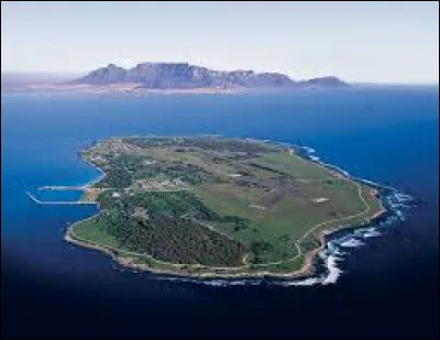 Comment s'appelle l'&icirc;le situ&eacute;e au large de la ville du Cap en Afrique du Sud o&ugrave; &eacute;tait situ&eacute;e la prison dans laquelle fut d&eacute;tenue notamment Nelson Mandela ?