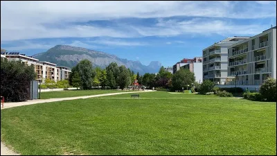 Saint-Martin-d'H&egrave;res est, avec 37 700 habitants, la deuxi&egrave;me ville du d&eacute;partement :