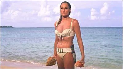 Qui est cette actrice qui porte un bikini blanc dans le film ''James Bond 007 contre Dr. No'' ?