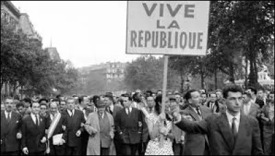 Histoire - En quelle ann&eacute;e la France passe-t-elle &agrave; la IVe R&eacute;publique ?