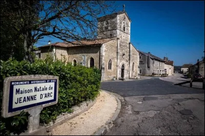 Jeanne d'Arc, br&ucirc;l&eacute;e vive &agrave; Rouen, &eacute;tait n&eacute;e &agrave; Domr&eacute;my. Dans quel d&eacute;partement ?