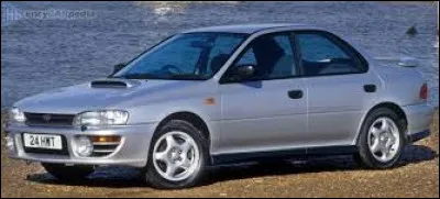 Quel est le nom de cette voiture grise ?