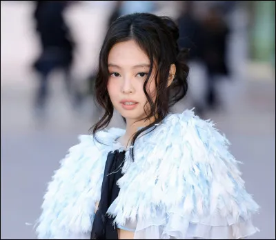 Dans quel pays a-t-elle d&eacute;m&eacute;nag&eacute; &agrave; 9 ans ?