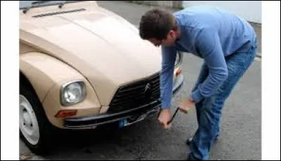 Cette voiture a des difficult&eacute;s au