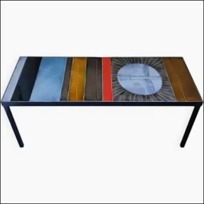 La table basse pr&eacute;sent&eacute;e ci-dessus a une valeur de 15 500 �. De quel c&eacute;l&egrave;bre c&eacute;ramiste provient-elle ?