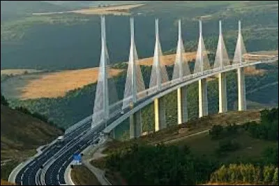 Quel &acirc;ge a le viaduc de Millau ?