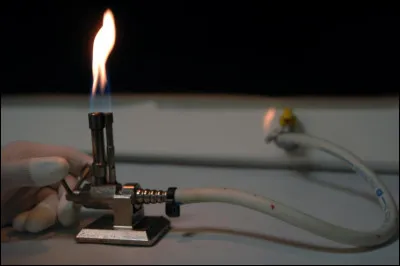 Quel est le nom de ce bec de gaz utilis&eacute; en chimie ? (Lisez bien les noms)