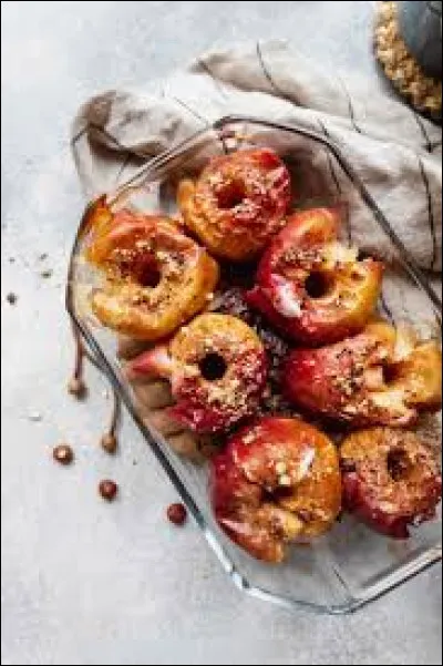 Avec quoi les pommes cuites sont-elles recouvertes lorsqu'on r&eacute;alise des pommes &agrave; la canadienne ?