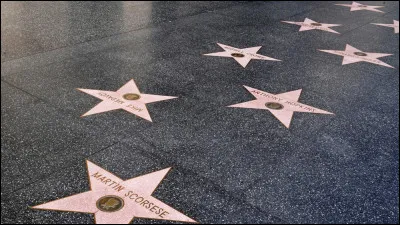 Sur quelle promenade de Hollywood trouve-t-on des &eacute;toiles attribu&eacute;es &agrave; des artistes ?