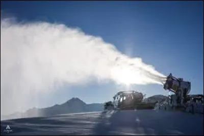 En Europe, quel pays a mis en service les premiers canons &agrave; neige ?