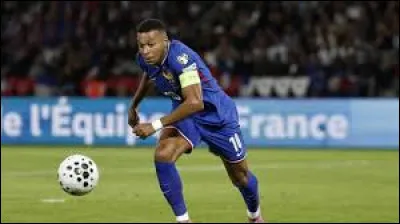 Foot : combien peut-on mettre de joueurs dans une &eacute;quipe ?