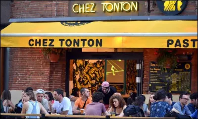 Dans quelle ville pourrait se situer le bar "Chez Tonton" ?