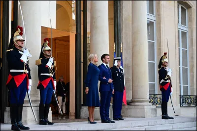 Le Pr&eacute;sident est sur le ... de l'Elys&eacute;e