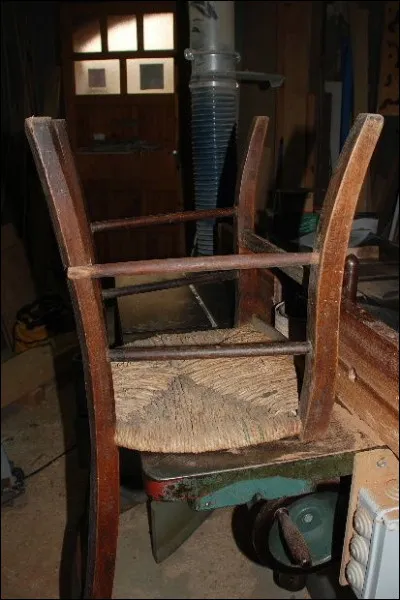 Le ... de la chaise est r&eacute;par&eacute;