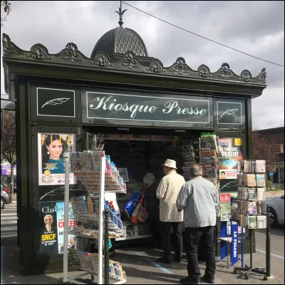 Les kiosques vendent beaucoup de journaux ...