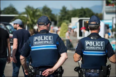 La &laquo; pr&eacute;somption de l&eacute;gitime d&eacute;fense &raquo;, concernant les forces de gendarmerie, revient &agrave; l�Assembl&eacute;e. Cela &eacute;tant, mon propos est de relever une belle faute d'accord entendue et prononc&eacute;e par journaliste et pr&eacute;sentateur.Les forces de l'ordre ... ?