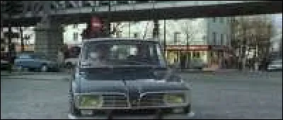 Belmondo - le commissaire Letellier - et Charles Denner - l'inspecteur Moissac - traversent Paris en R16 dans ce film de Verneuil :