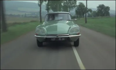Une DS lanc&eacute;e sur la route avec Depardieu au volant, c'est dans ce film de Blier :