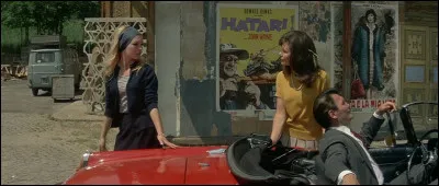 Brigitte Bardot, debout pr&egrave;s du cabriolet rouge conduit par Jack Palance, c'est dans ce film de Godard :