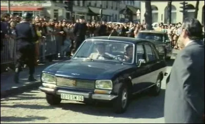 Ventura dans le r&ocirc;le du commissaire Verjeat, au volant d'une 504, c'est dans ce film de Pierre Granier-Deferre :