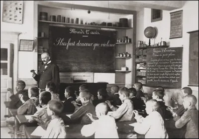 Sous la IIIe R&eacute;publique, chaque jour d'&eacute;cole commen&ccedil;ait par une le&ccedil;on de ...
