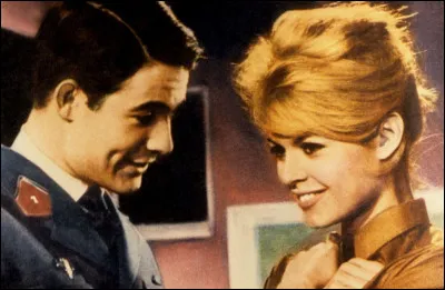 "Babette s'en va-t-en guerre" est un long-m&eacute;trage jou&eacute; par Jacques Charrier.