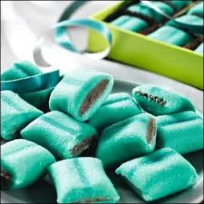 Le coussin de Lyon est compos&eacute; d'une ganache onctueuse de chocolat entour&eacute;e d'une fine couche de p&acirc;te d'amande paillet&eacute;e de candi. Quel alcool contient-il ?