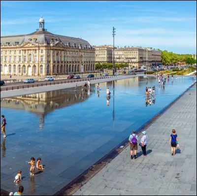 Quelle id&eacute;e ce miroir d'eau en plein milieu des quais ? J'ai les pieds tremp&eacute;s. O&ugrave; suis-je ?