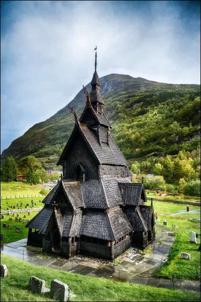 Face &agrave; la stavkirke de Borgund j'ai l'impression d'&ecirc;tre dans un conte de f&eacute;es. Une stavkirke est une &eacute;glise en bois m&eacute;di&eacute;vale typique d'un pays du Nord de l'Europe. O&ugrave; suis-je ?