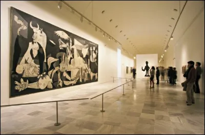 J'admire cette toile monumentale, &agrave; travers laquelle Picasso d&eacute;nonce l'horreur du bombardement de Guernica ordonn&eacute;, le 26 avril 1937, lors de la guerre d'Espagne, par les nationalistes espagnols et ex&eacute;cut&eacute; par des troupes allemandes nazies et fascistes italiennes. O&ugrave; suis-je ?