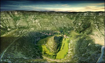 Me voil&agrave; dans le Grand Canyon... de l'H&eacute;rault. Voil&agrave; le cirque de Navacelles, un superbe site situ&eacute; dans la partie m&eacute;ridionale des Grands Causses. O&ugrave; suis-je ?