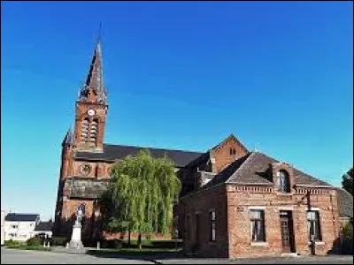 Notre balade d&eacute;marre devant l'&eacute;glise Saint-Nicolas, &agrave; Buironfosse. Village de l'arrondissement de Vervins, il se situe dans le d&eacute;partement ...