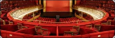 Dans quelle ville se situe le th&eacute;&acirc;tre des Folies Berg&egrave;re ?