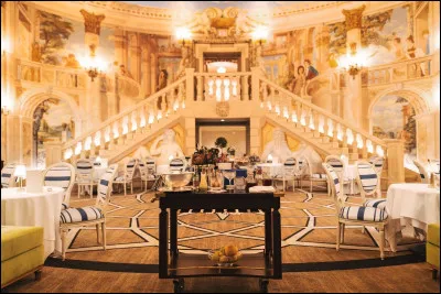 Tu te pr&eacute;pares pour le bal quand ta meilleure amie t'appelle : ''- J'ai tach&eacute; ma robe pour le bal'' panique-t-elle quand tu d&eacute;croches.Que lui r&eacute;ponds-tu ?