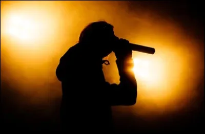 Quel chanteur d'origine italienne est l'interpr&egrave;te du titre ''Les morceaux de fer'' ?