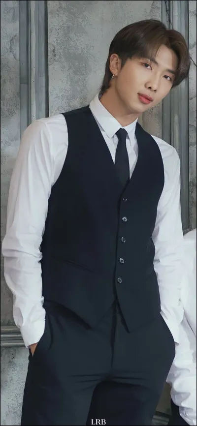 Leader charismatique. Producteur, rappeur, danseur.Toujours en mode respect & travail.Qui est-ce ?