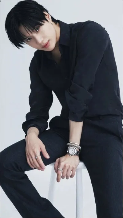 Voix douce mais pr&eacute;sence de fou.Danse fluide, regard intense.Fan de mode.Qui est-ce ?