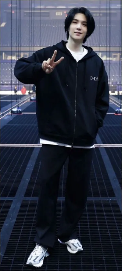 Rappeur deep, discret.Producteur, textes sombres.Toujours en hoodie.Qui est-ce ?