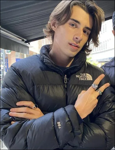 Quel r&ocirc;le joue-t-il dans la s&eacute;rie "Mercredi" ?