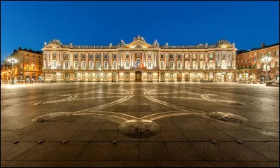 Comment se nomme cette grande place embl&eacute;matique de Toulouse ?