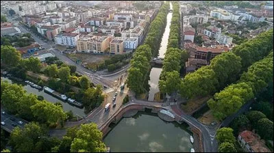 Quel canal passe dans la ville ?